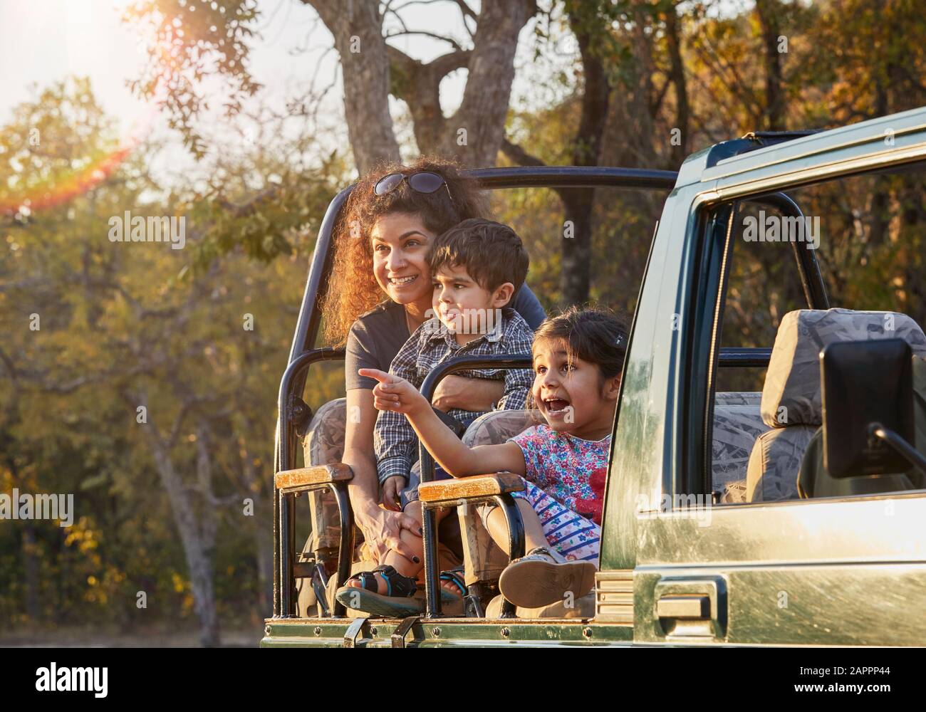 Madre e bambini che godono della natura dal veicolo fuori strada Foto Stock