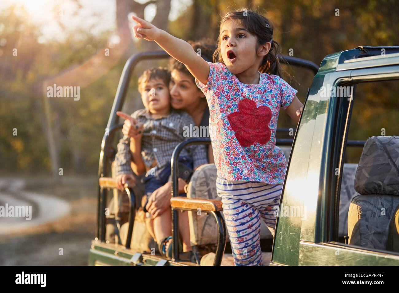 Madre e bambini che godono della natura dal veicolo fuori strada Foto Stock