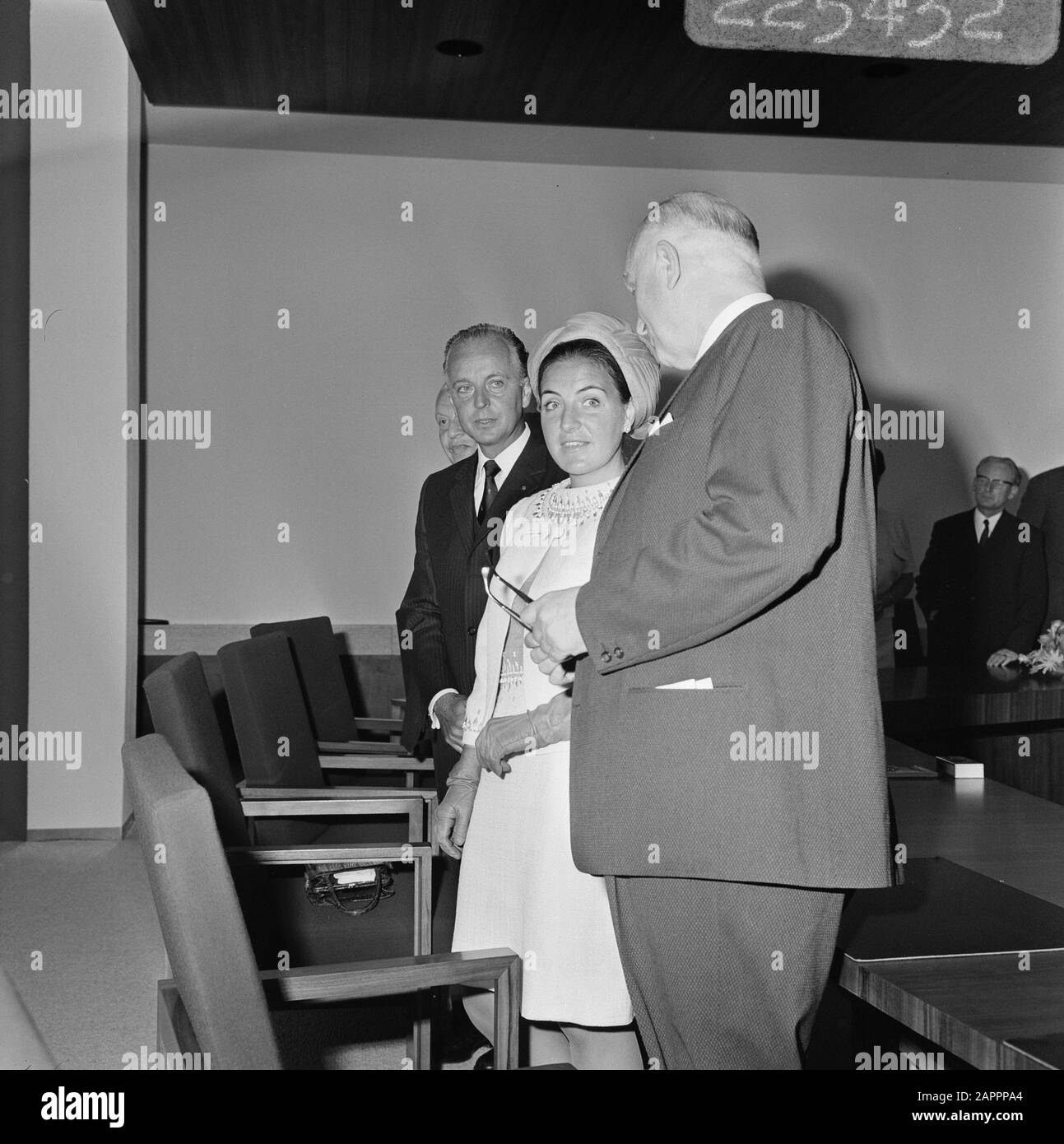 La Principessa Margriet apre la costruzione della Royal Nederlandsche Society for the Promotion of Medicine Art a Utrecht la Principessa Margriet in conversazione con il presidente della KNMG, G.C.M. van Maarsseveen Datay : 19 giugno 1969 Località: Utrecht (Prov), Utrecht (città) Parole Chiave: Uffici, aperture, principesse, presidenti personali nome: Maarseveen, G.C.M. di, Margriet, principessa Foto Stock