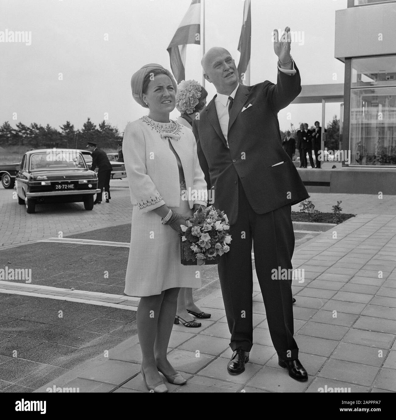 La Principessa Margriet apre la costruzione della Royal Nederlandsche Society for the Promotion of Medicine Art a Utrecht la Principessa Margriet con il presidente della KNMG, G.C.M. van Maarsseveen Data: 19 Giugno 1969 Località: Utrecht (Prov), Utrecht (città) Parole Chiave: Fiori, edifici per uffici, aperture, principesse, presidenti Nome personale: Maarseveen, G.C.M. van, Margriet, principessa Foto Stock