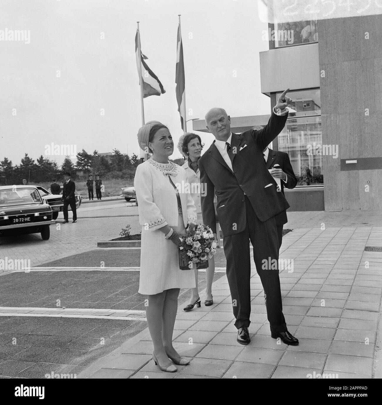 La Principessa Margriet apre la costruzione della Royal Netherlands Society for the Promotion of Medicine Art a Utrecht la Principessa Margriet con il presidente, G.C.M. van Maarsseveen Data: 19 giugno 1969 Località : Utrecht (Prov), Utrecht (città) Parole Chiave: Edifici per uffici, aperture, principesse, presidenti Nome personale: Maarsseveen, G.C.M. van, Margriet, principessa Foto Stock