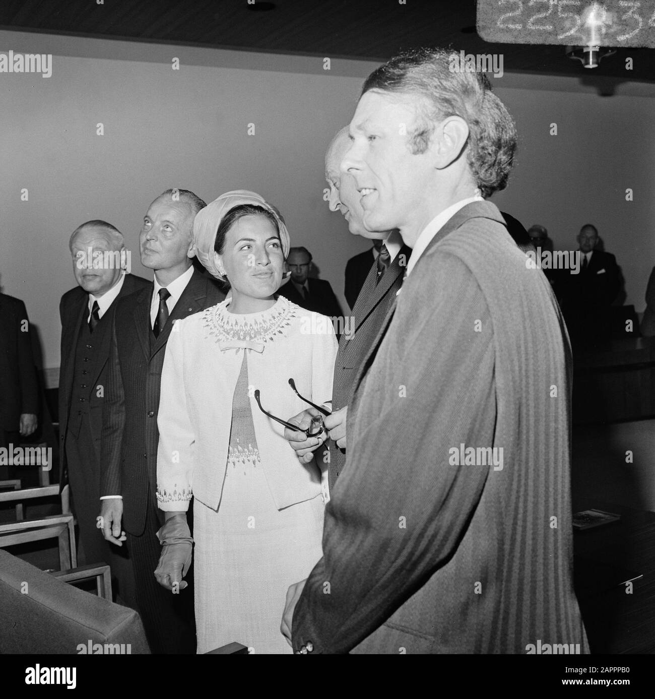 La Principessa Margriet apre la costruzione della Royal Nederlandsche Society for the Promotion of Medicine Art a Utrecht la Principessa Margriet ascolta una spiegazione del presidente della KNMG, G.C.M. di Maarsseveen Data: 19 giugno 1969 Località: Utrecht (Prov), Utrecht (città) Parole Chiave: Edifici per uffici, aperture, principesse, presidenti personali nome: Maarseveen, G.C.M. di, Margriet, principessa Foto Stock