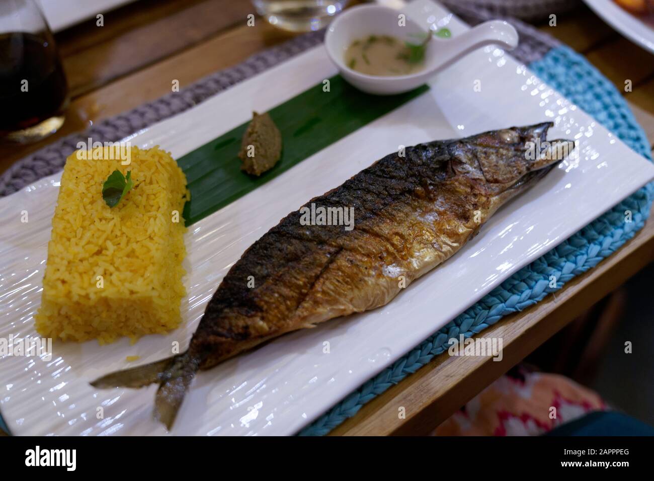 Pesce alla griglia tradizionale con riso giallo e spezie locali, Cambogia, Indochina, Sud-est asiatico, Asia Foto Stock