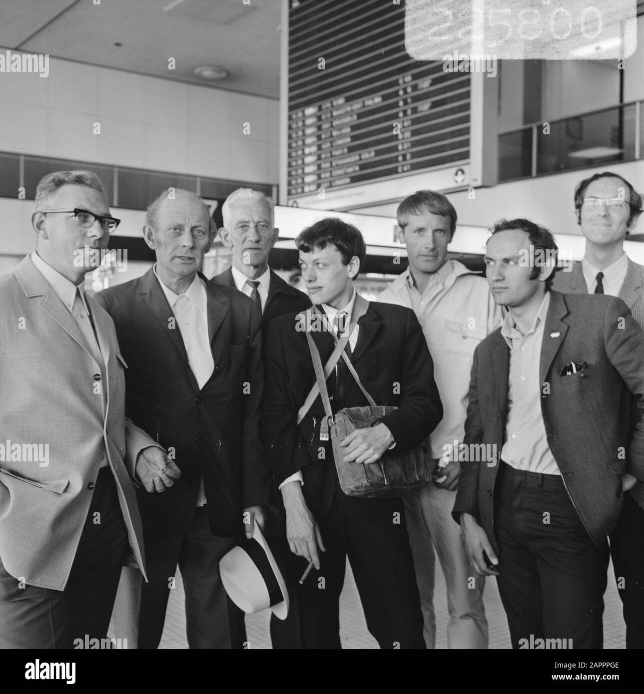 Rappresentanti del Comitee olandese della Palestina partono da Schiphol per l'Egitto e altri paesi del Vicino Oriente Vl.n.R.: Padre J. van Eupen, J. H. Davio, P. Nak, B. de Wolf, B. Hendriks e dr. Bartels Data: 28 giugno 1969 luogo: Haarlemmermeer, Noord-Holland Parole Chiave: Gruppi d'azione, comitati Nome personale: Bartels, W., Davio, J.H., Eupen, J. van, Hendriks, B., Nak, P., Wolf, B. de Foto Stock