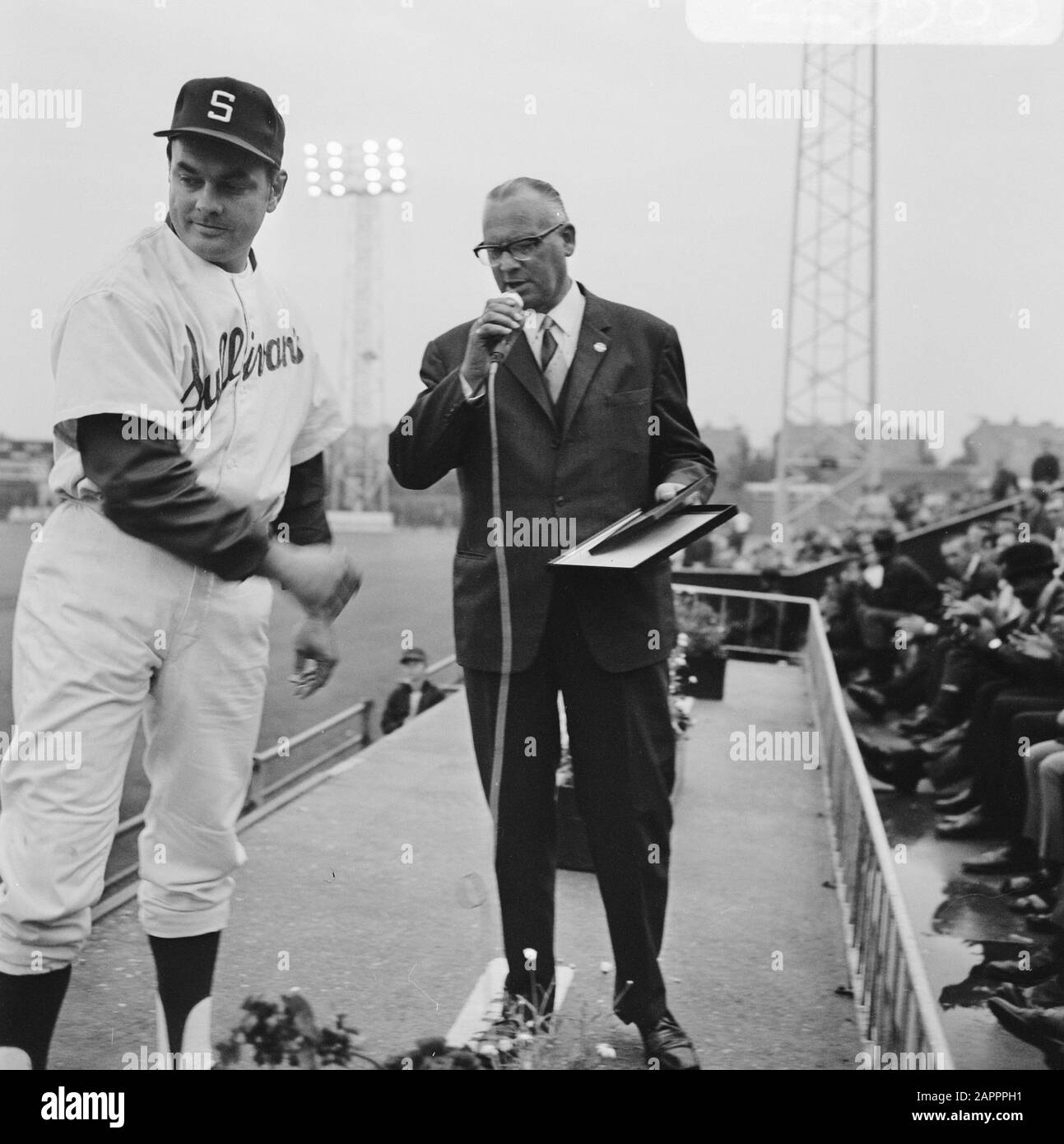 Settimana Internazionale di Baseball a Haarlem Paesi Bassi contro la Berlino Porta 4-2; la cerimonia di premiazione Data: 22 giugno 1969 luogo: Haarlem, Noord-Holland Parole Chiave: Settimane di Baseball, premi Foto Stock