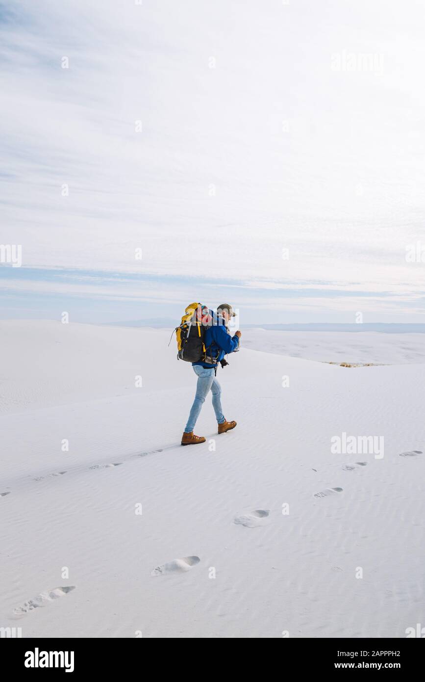 Escursionista Che Attraversa Il White Sands National Monument, New Mexico, Stati Uniti Foto Stock