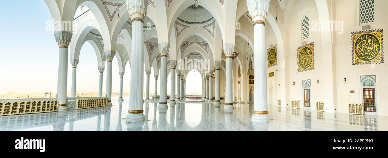 Sharjah / Emirati Arabi Uniti-6/28/2019- Moschea Sharjah Interior Design seconda moschea Più Grande Emirati Arabi Uniti bello arco islamico tradizionale Foto Stock