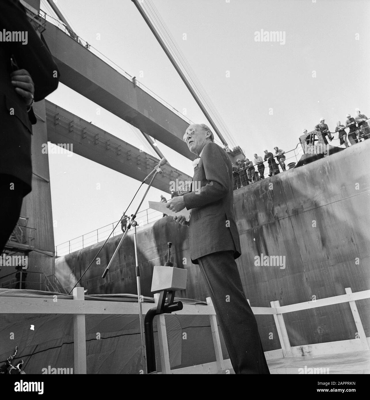 Prins Bernhard gestisce ufficialmente la più grande rampa di carico della società Amsterdam; Prince Bernhard lascia carico burg Data: 18 maggio 1977 Parole Chiave: Princes Nome personale: Bernhard, Prince Foto Stock