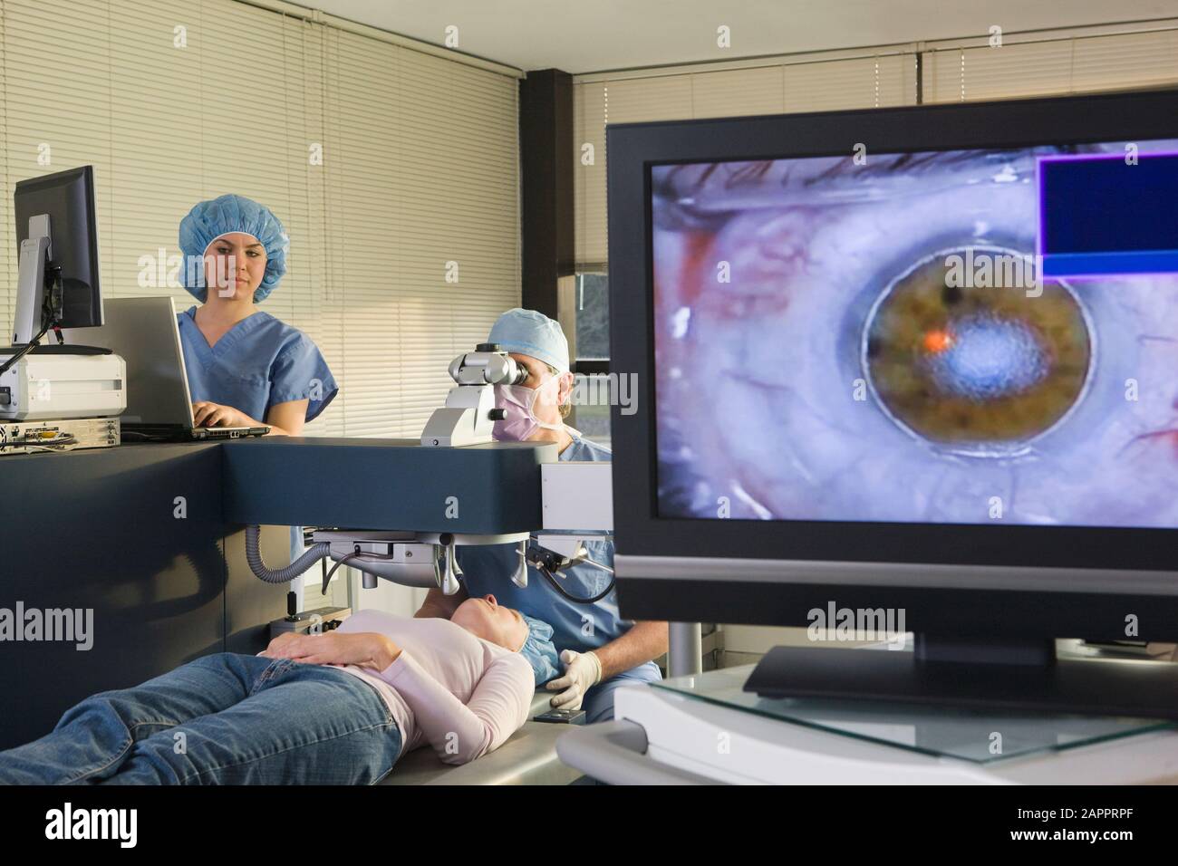 Screening oculare di un paziente Foto Stock