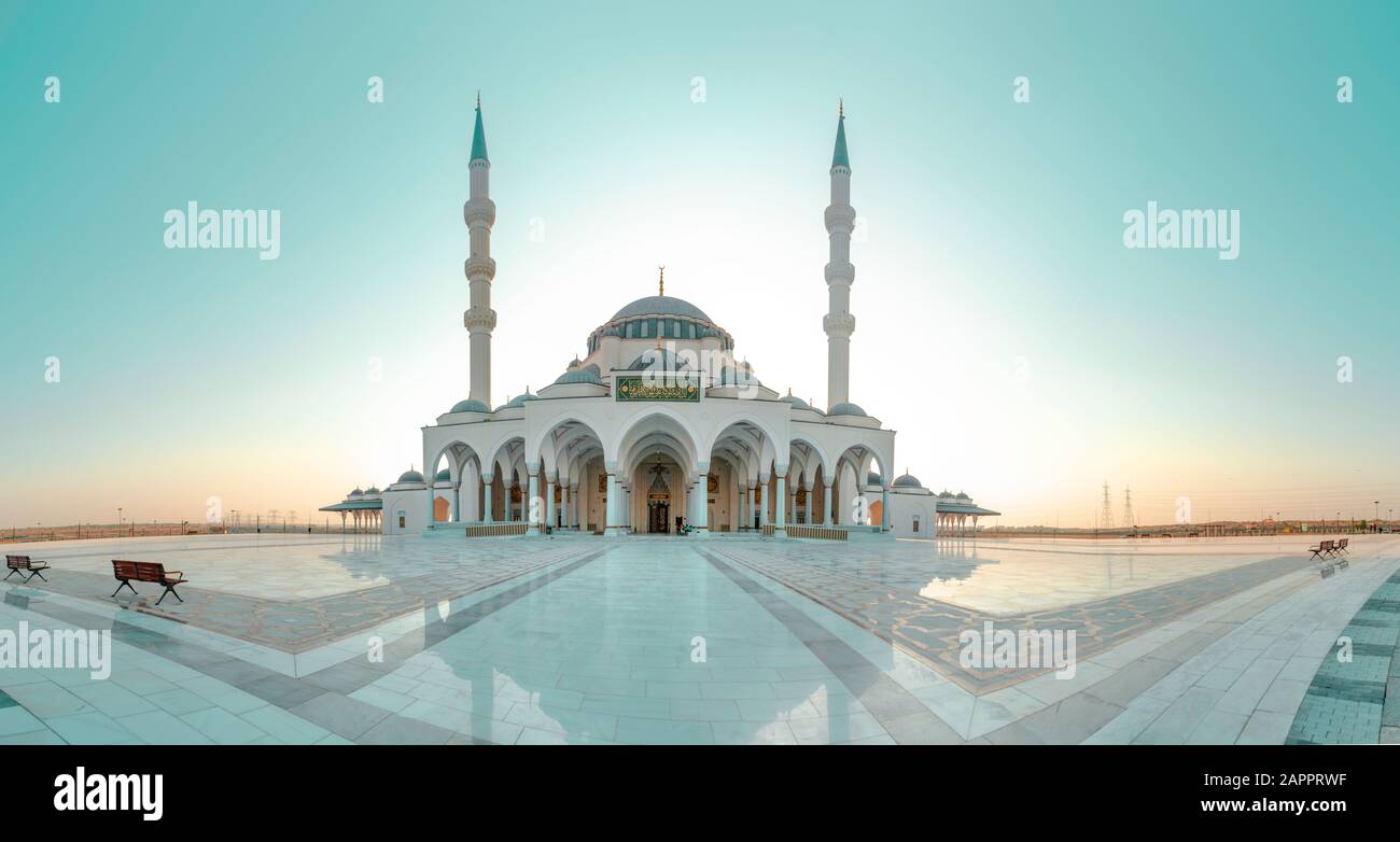 La moschea di Sharjah più grande di Dubai, bella architettura islamica tradizionale Design, migliore viaggio e luogo turistico colorato tramonto moschea vista Foto Stock