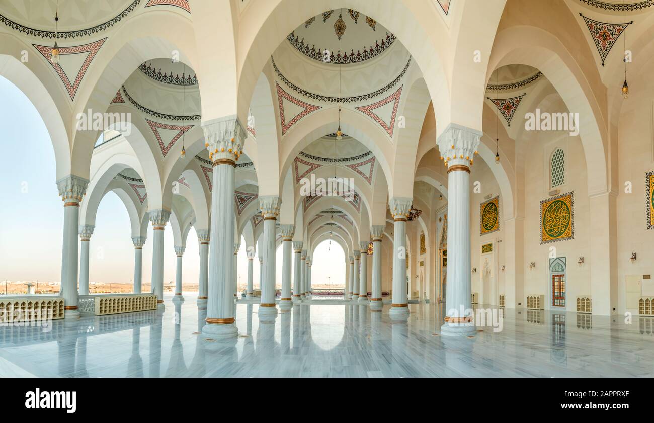 La moschea di Sharjah progetta la seconda moschea più grande degli Emirati Arabi Uniti la bella architettura islamica tradizionale nuova attrazione turistica nel Medio Oriente Foto Stock