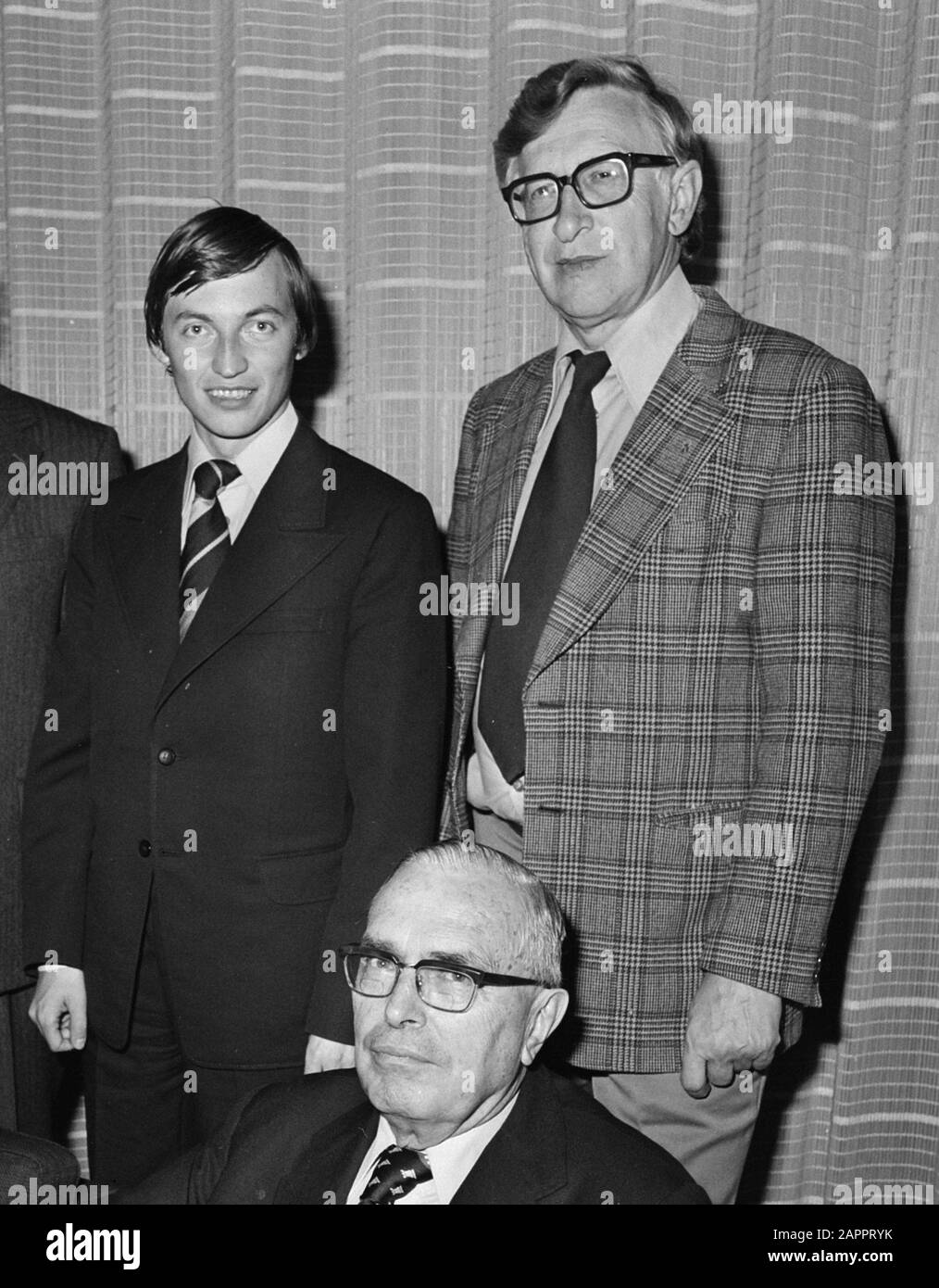 Arrivo giocatori di scacchi Smyslov e Karpov a Schiphol Data: 21 settembre 1977 Località: Noord-Holland, Schiphol Parole Chiave: Arrivi, giocatori di scacchi Nome personale: Karpov, Anatoli Foto Stock