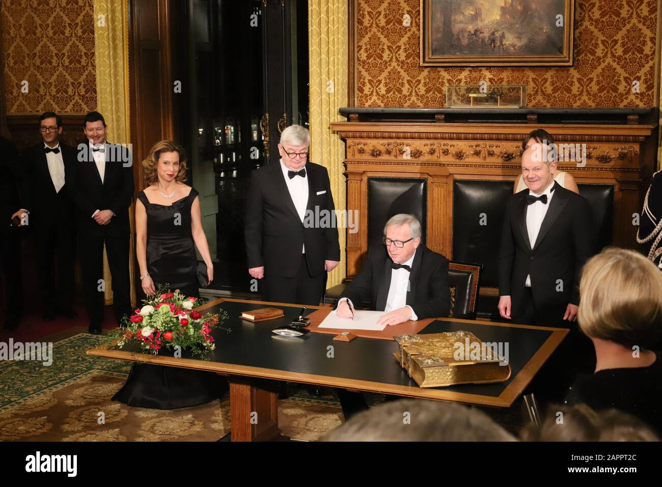 Matthiae Mahl 2018 - Jean-Claude Juncker Beim Eintrag Ins Goldene Buch Foto Stock