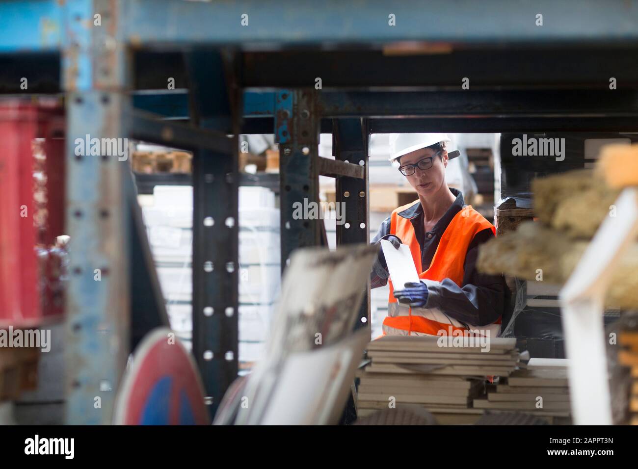 Donna che lavorano in magazzino Foto Stock