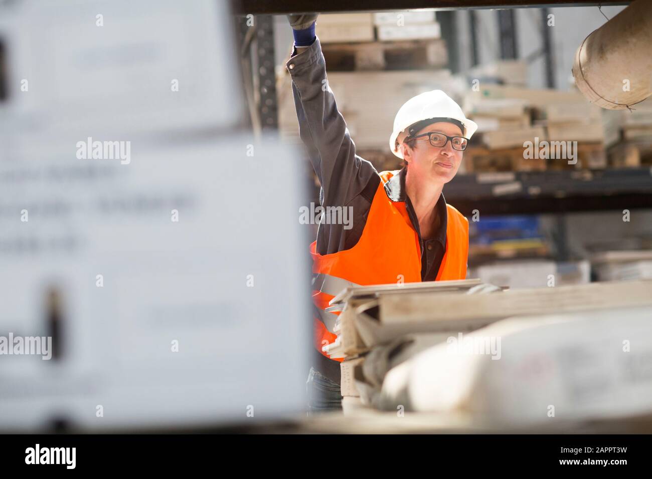 Donna che lavorano in magazzino Foto Stock
