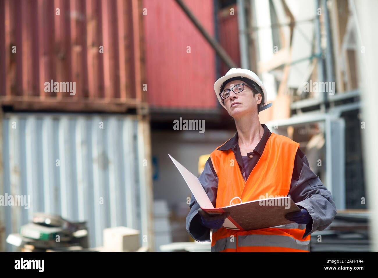 Donna che lavorano in magazzino Foto Stock