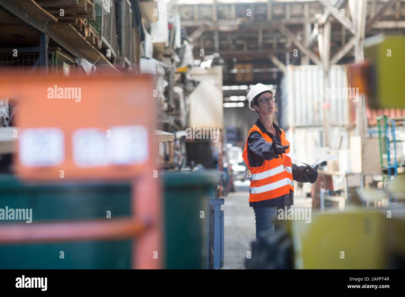 Donna che lavorano in magazzino Foto Stock