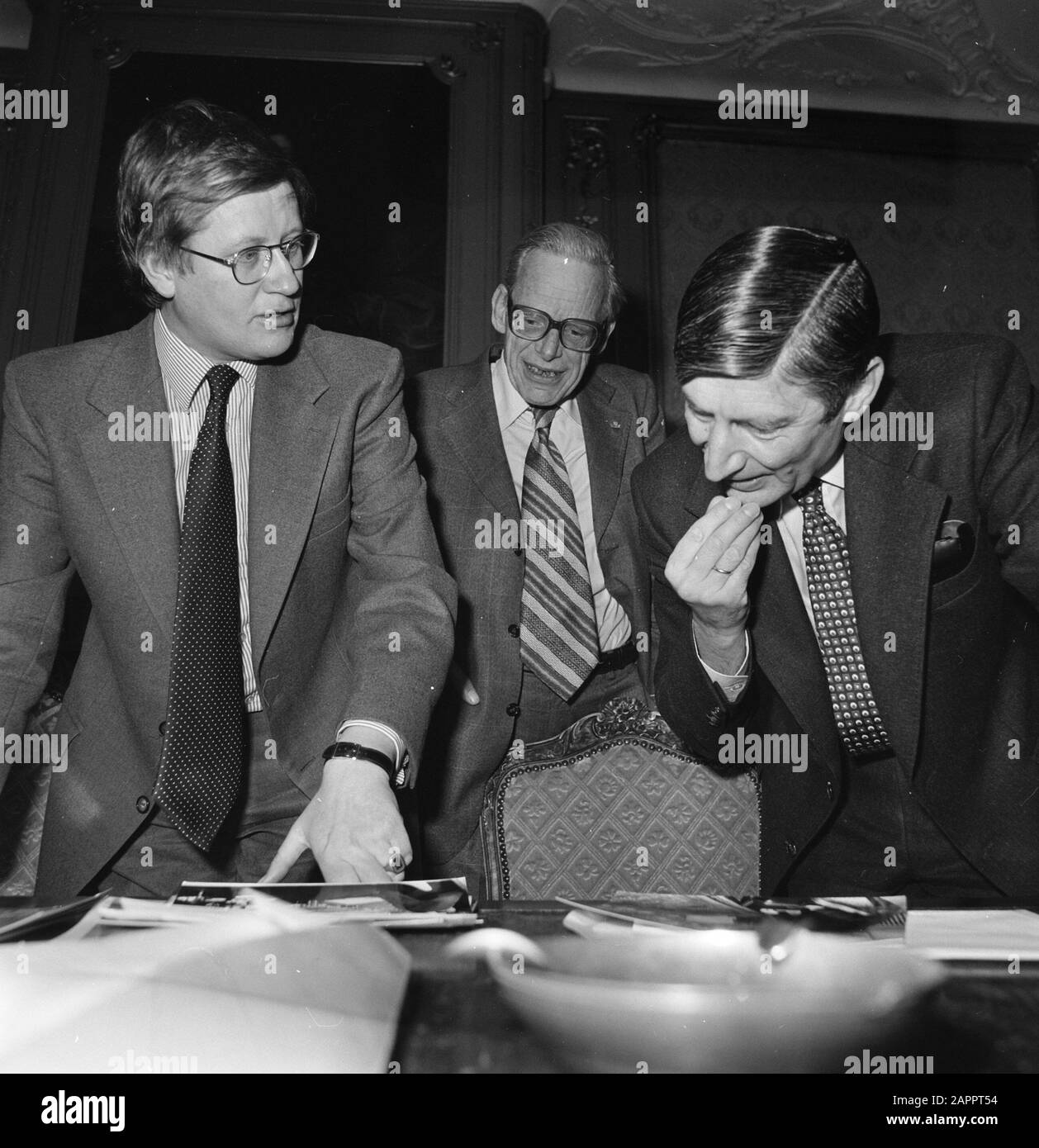 Formazione armadio; n.d. Wiegel, Van der Grinten en Van Agt Data: 26 novembre 1977 Parole Chiave: Formazioni del gabinetto, politica, pollitici Nome personale: AGT, Dries van, Grinten van der Fotografaf : Croes, Rob C./Anefo Foto Stock