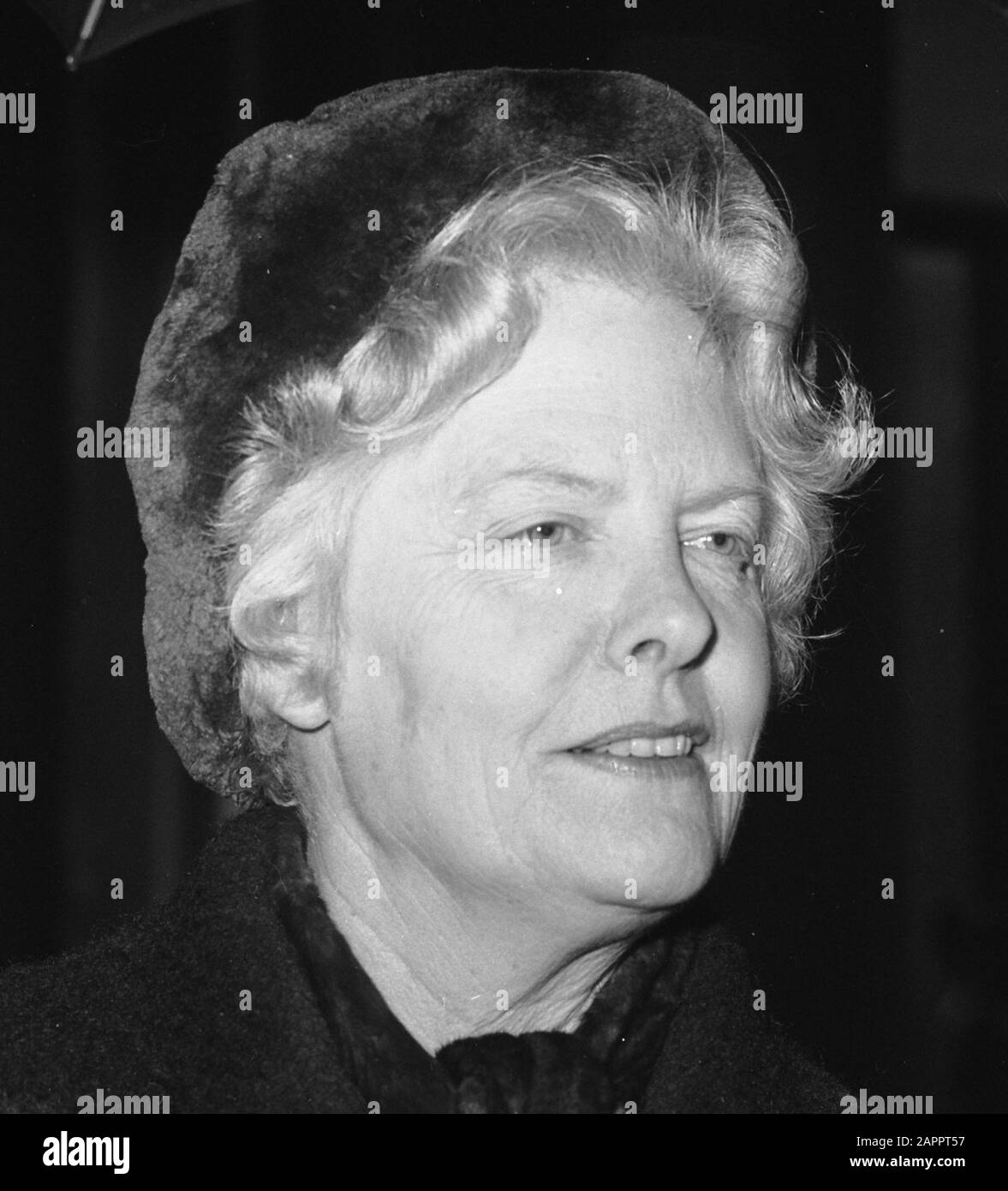 Visita al primo Ministro Hedtoft e alla sua famiglia Ella Hedtoft sulle scale di fronte alla porta principale Data: Marzo 1954 luogo: Danimarca, Copenaghen Parole Chiave: Porte, scale, giardini, case Nome personale : Hedtoft, Ella Foto Stock