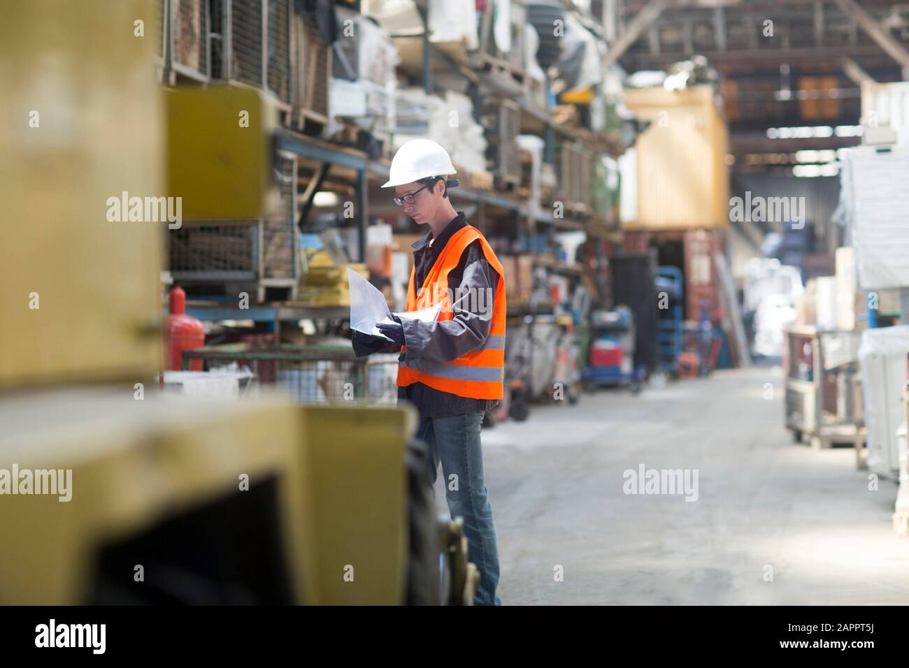 Donna che lavorano in magazzino Foto Stock