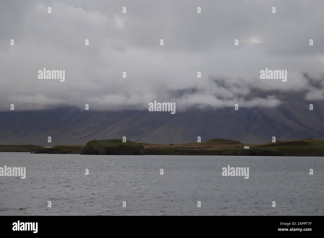 Isola, wolkenverhangene Südküste bei der Anfahrt nach Reykjavik Foto Stock
