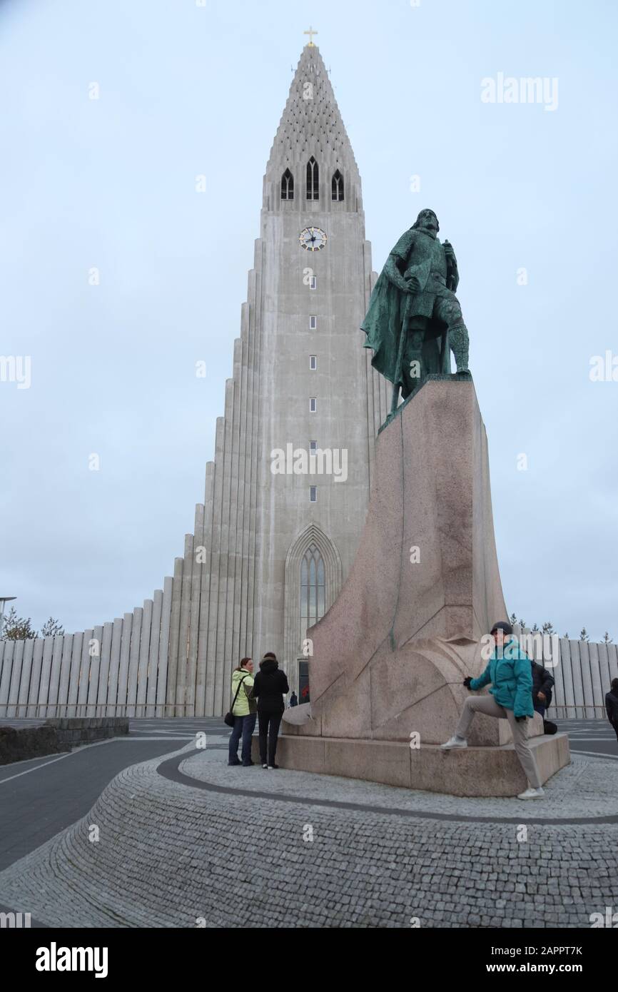 Hallgrímskirkja a Reykjavik mit der Statua von Leif Eriksson Foto Stock