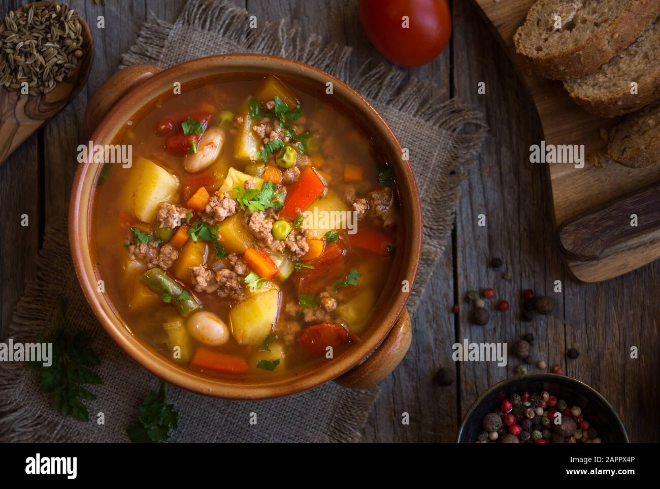 zuppa di hamburger con carne e verdure Foto Stock