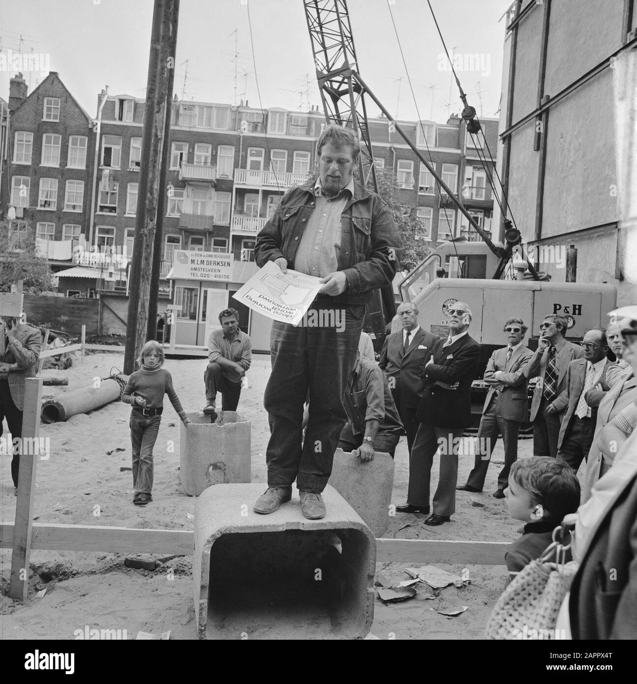 Il Segretario di Stato Schaefer colpisce il primo posto in Govert Flinckstraat per 20 case di persone, Schaefer alla parola Annotazione: Probabilmente, 'popolazione' alloggio' significa alloggio sociale Data: 17 settembre 1973 luogo: Amsterdam, Noord-Holland Nome personale: Schaefer, Jan Foto Stock