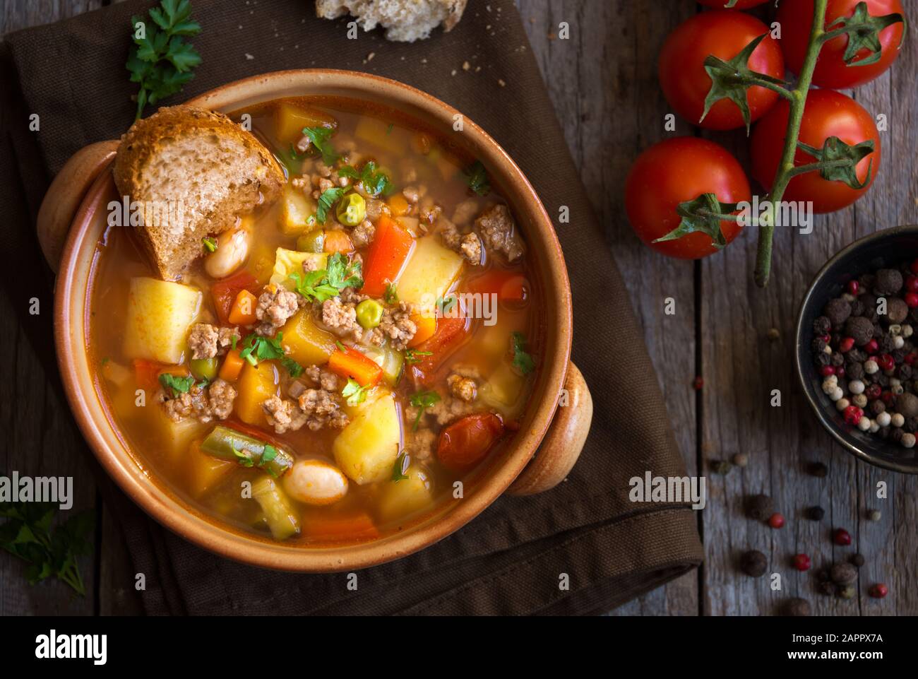 zuppa di hamburger con carne e verdure Foto Stock
