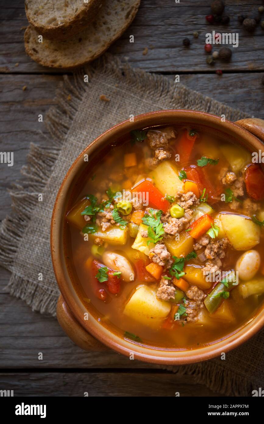 zuppa di hamburger con carne e verdure Foto Stock