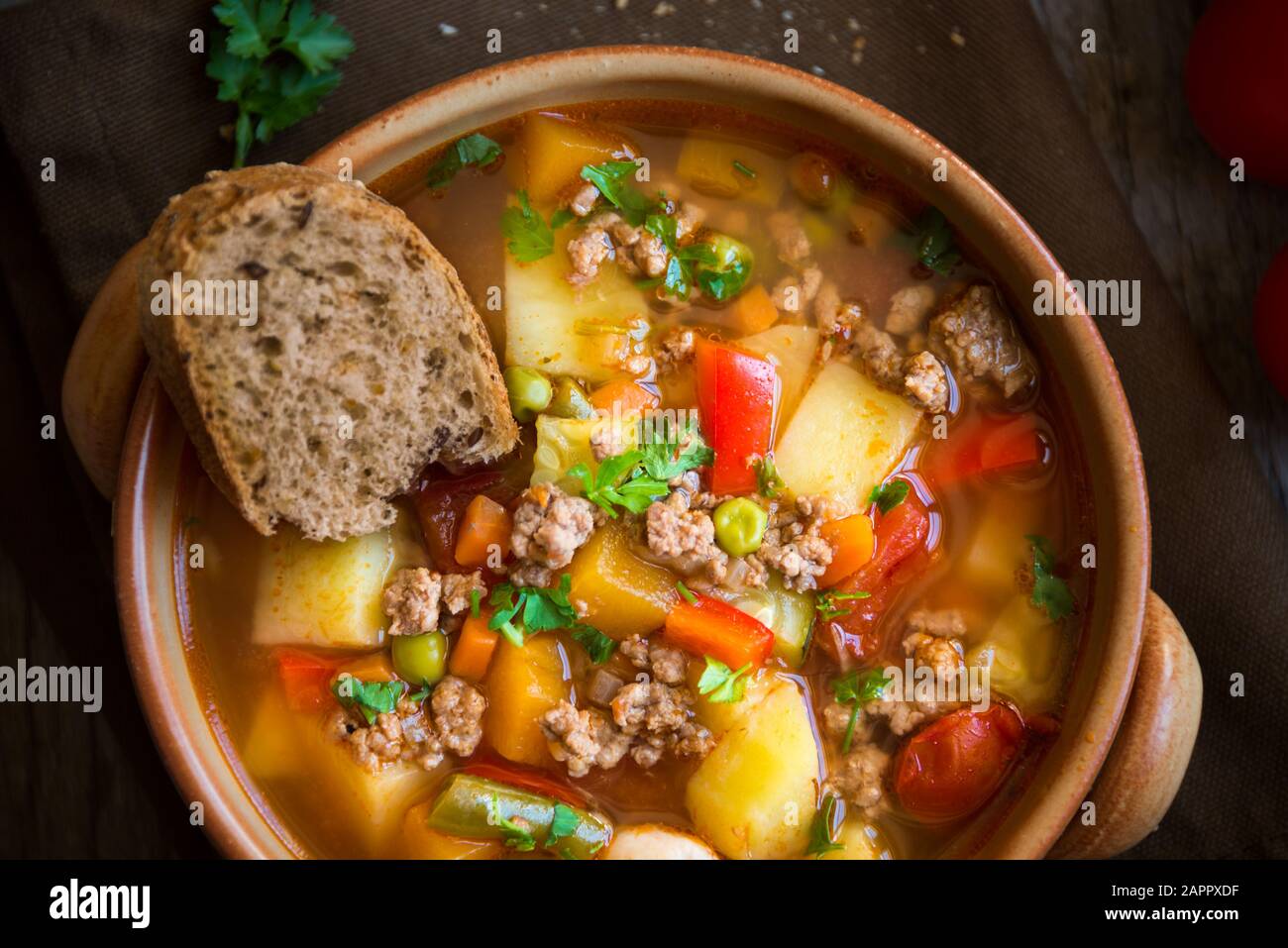 zuppa di hamburger con carne e verdure Foto Stock