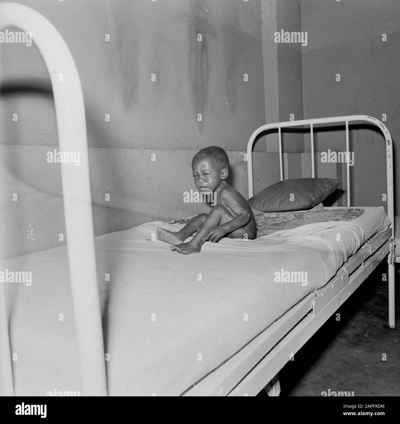 Zaire (ex Congo Belga) piccolo bambino a letto in un ospedale del movimento di liberazione angolano FNLA a nord di Kinshasa Data: 24 ottobre 1973 Località: Congo, Zaire Parole Chiave: Bambini, movimenti di resistenza, ospedali Foto Stock