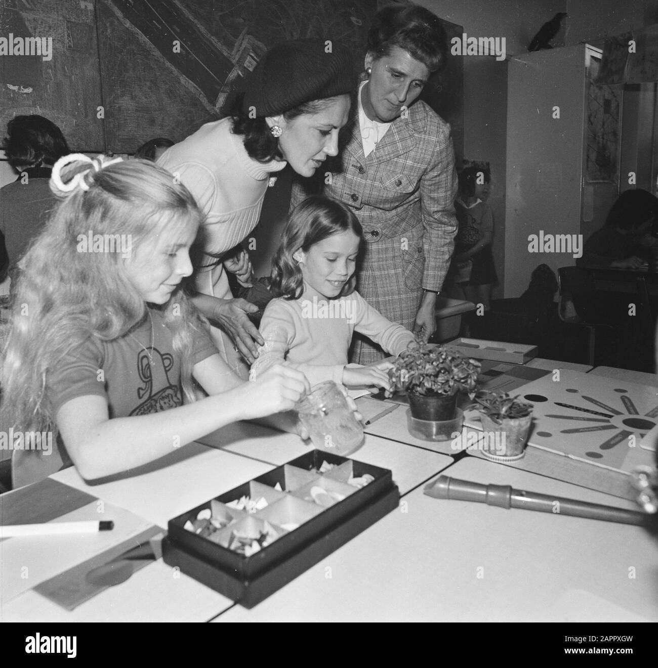 Visita dello Stato Italiano nei Paesi Bassi la signora Leone, moglie del presidente Italiano, visita il Montessorischool Vallone all'Aia Data: 24 ottobre 1973 luogo: L'Aia, Zuid-Holland Parole Chiave : scuole, visite di Stato Nome personale: Leone-Michitto, V. Foto Stock