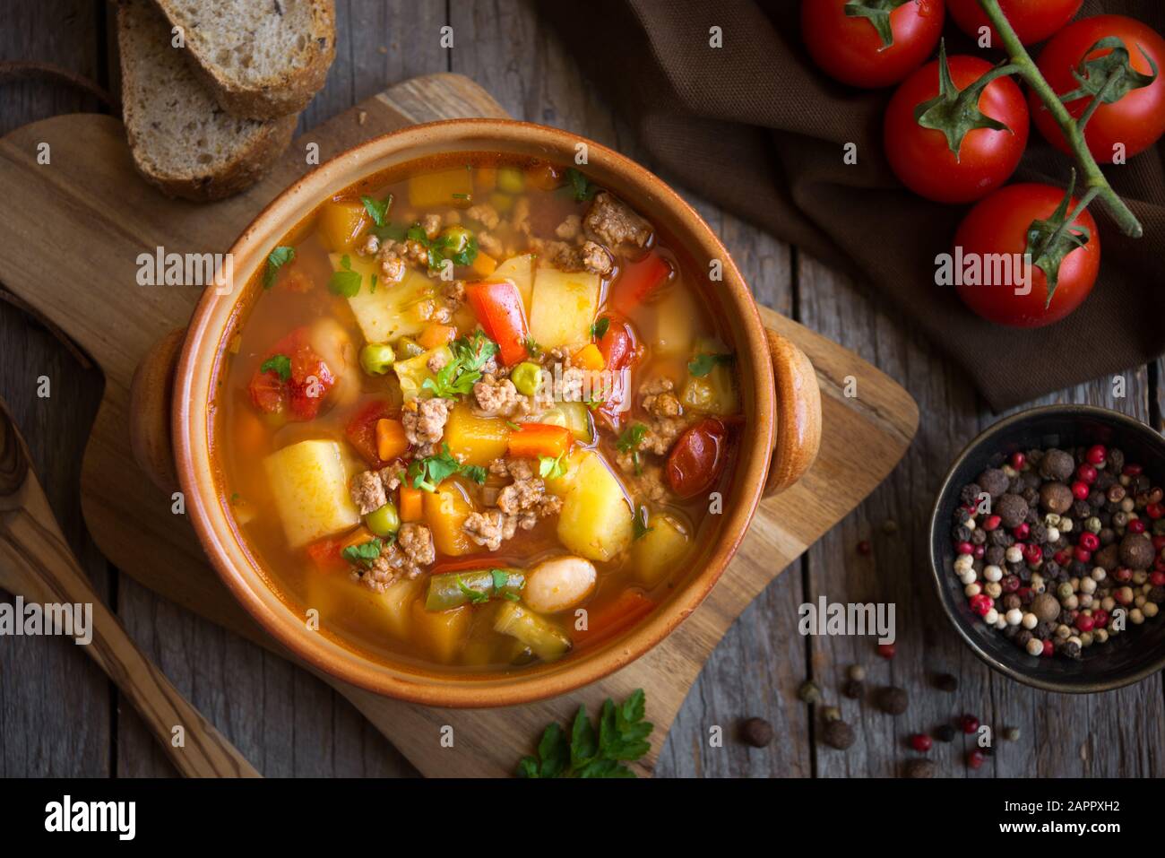 zuppa di hamburger con carne e verdure Foto Stock