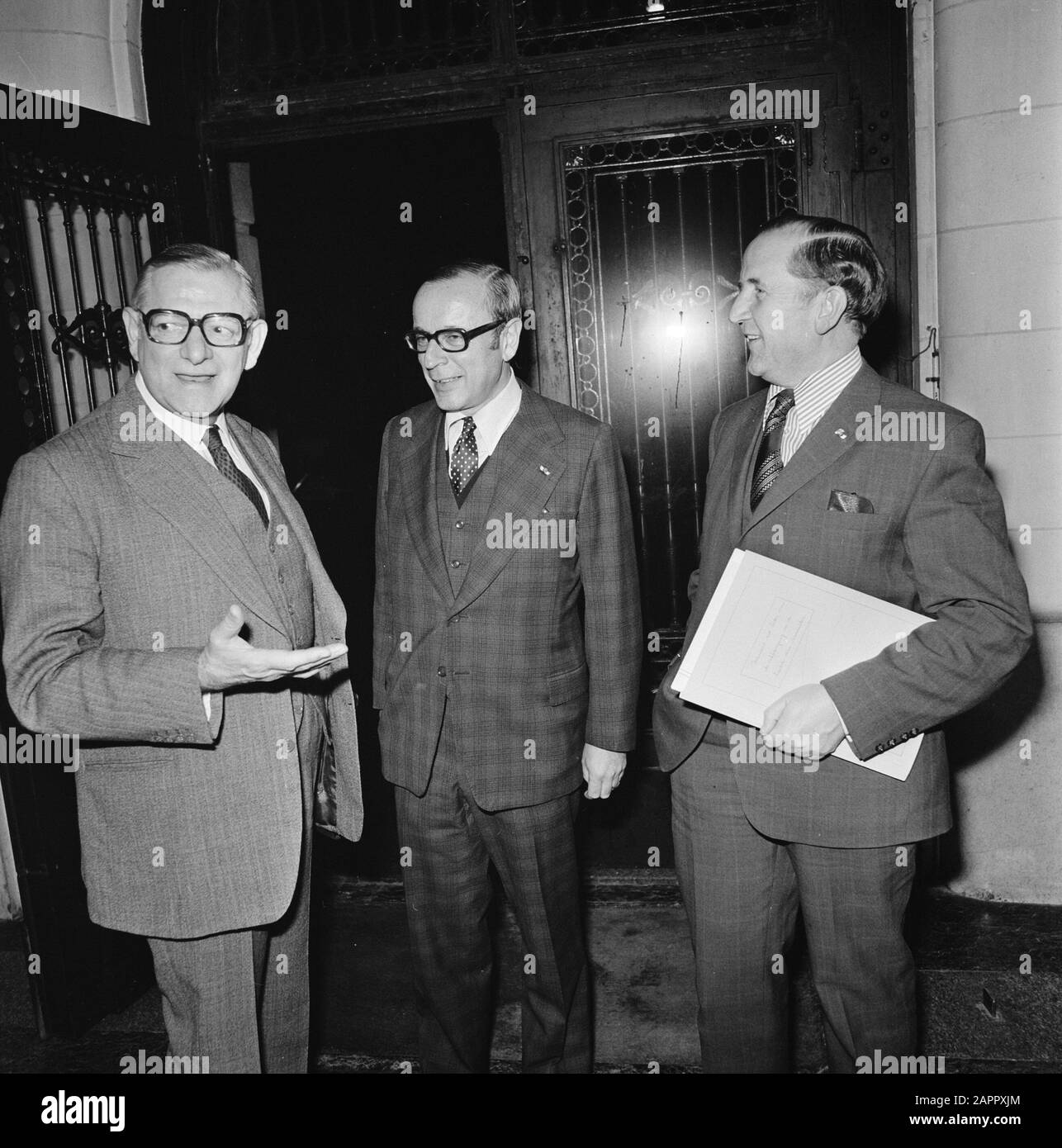 Il governo parla con delegazioni delle associazioni dei datori di lavoro a seguito della crisi petrolifera Da sinistra a destra Van Boven (NCW), Bartels (VNO) e Van Veen (VNO) Data: 4 dicembre 1973 luogo: L'Aia, Zuid- Holland Parole Chiave: Delegazioni, crisi petrolifere, organizzazioni dei datori di lavoro Nome personale: Bartels, J., Boven, Paul van, Veen, Chris van Foto Stock