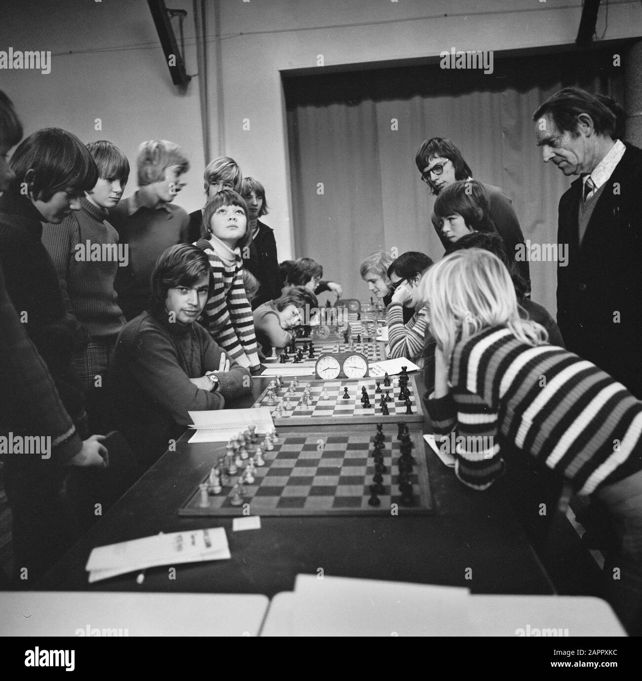 Torneo di scacchi per studenti di istruzione secondaria a Haarlem Panoramica dello spazio del torneo Data: 3 gennaio 1974 luogo: Haarlem, Noord-Holland Parole Chiave: Giocatori di scacchi, tornei di scacchi, scacchi, studenti di scuola Foto Stock