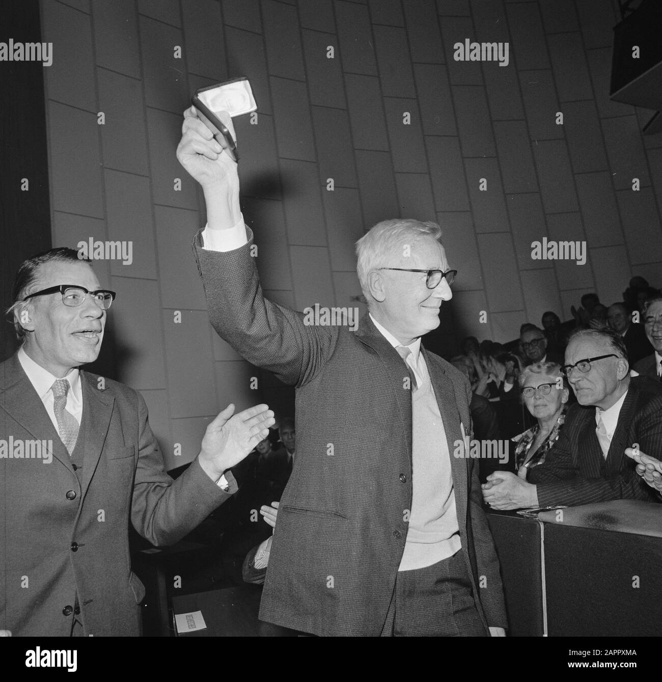 La medaglia di Swammerdam viene assegnata al Prof. Dr. Nikolaas Tinbergen Tinbergen mostra la medaglia Data: 7 dicembre 1973 Parole Chiave: Etologi, premi, ritratti Nome personale: Tinbergen, Nikolaas Foto Stock