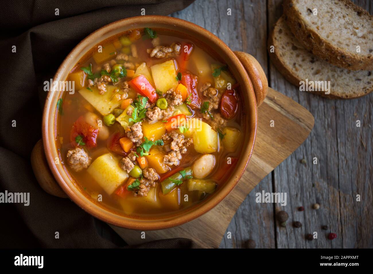 zuppa di hamburger con carne e verdure Foto Stock