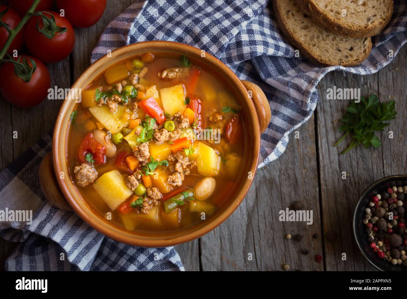 zuppa di hamburger con carne e verdure Foto Stock