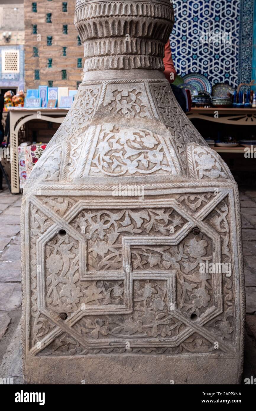 Swastika dettaglio su un pilastro, Tash Khauli Palace, Khiva, Uzbekistan Foto Stock