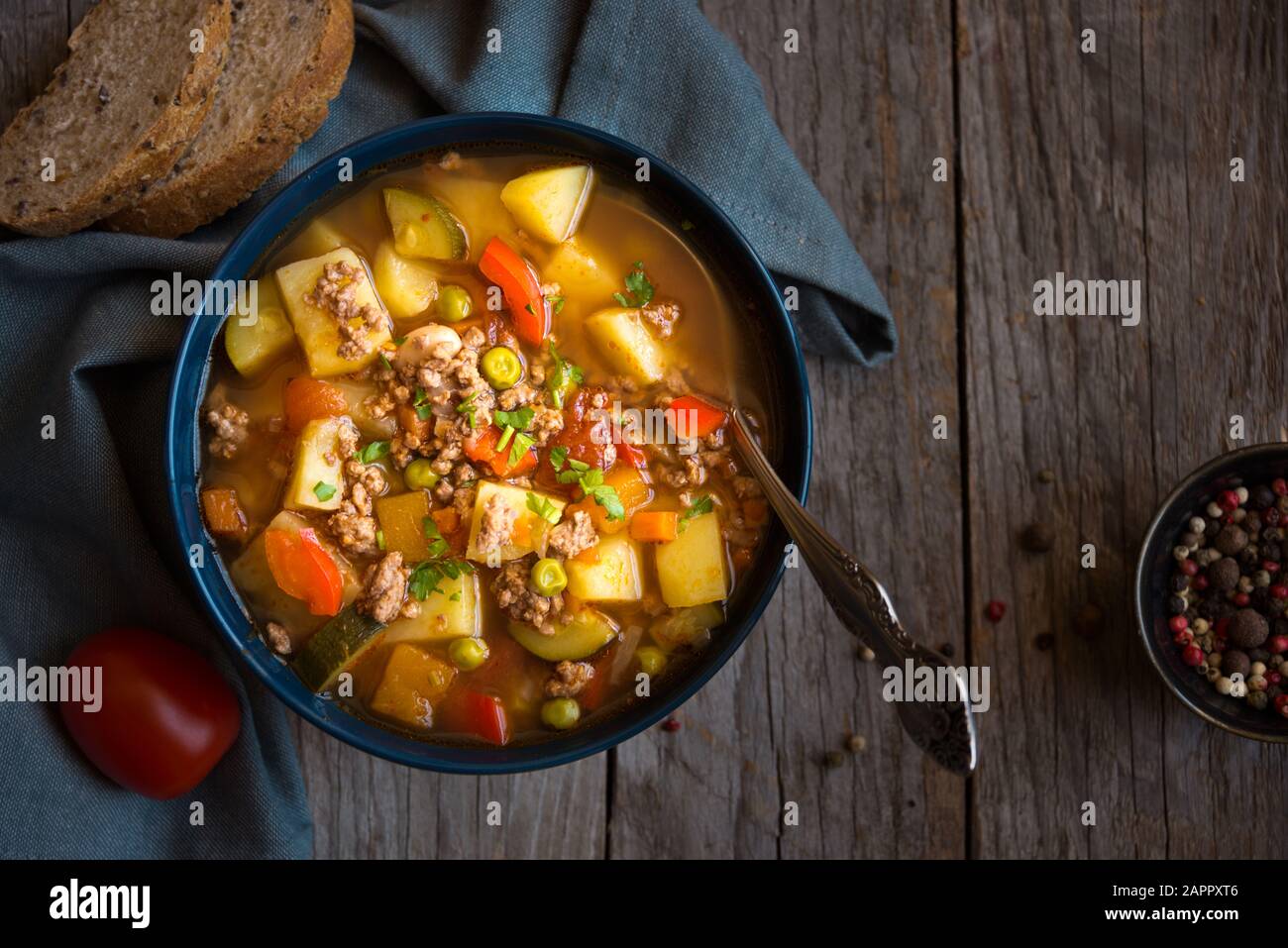 zuppa di hamburger con carne e verdure Foto Stock