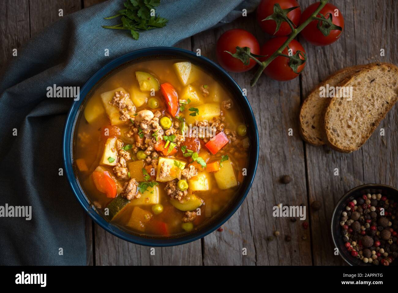 zuppa di hamburger con carne e verdure Foto Stock