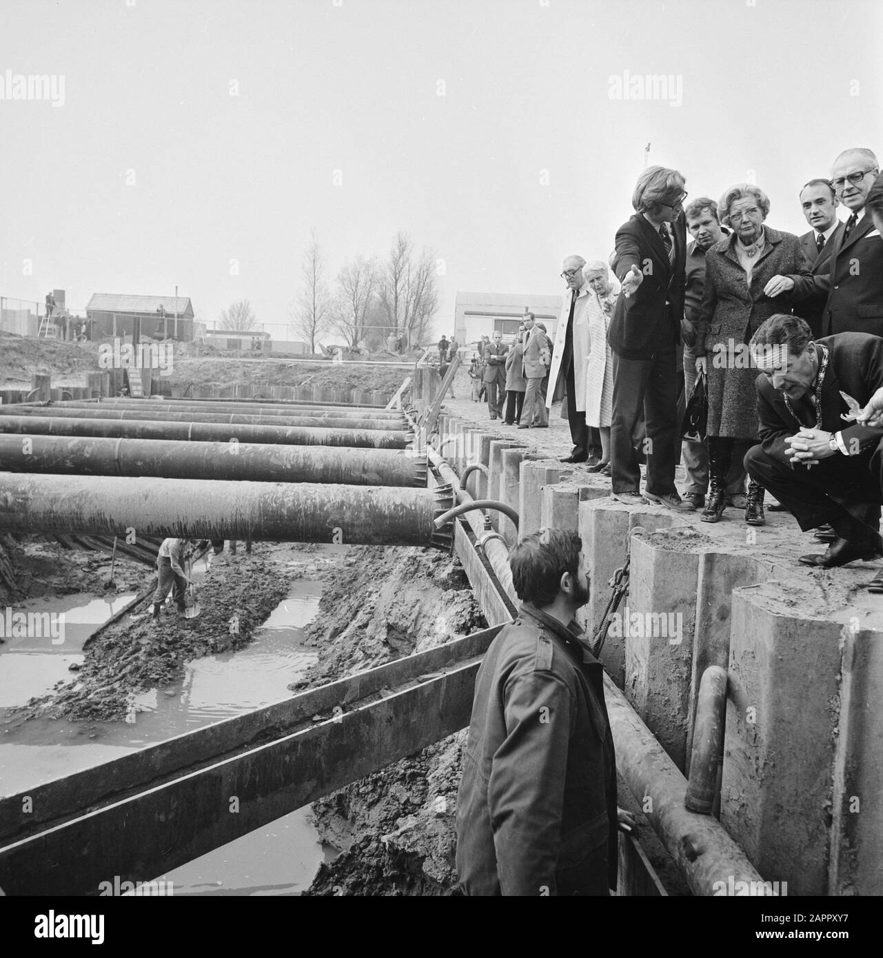 Queen Juliana visita relitto nave romana in Zwammerdam; la regina Juliana si affaccia sul bordo nella fossa Data: 29 marzo 1974 Località: Zuid-Holland, Zwammerdam Parole Chiave: Archeologia, scavi, Romani, navi Nome personale: Juliana (regina Olanda), Juliana, Regina Foto Stock