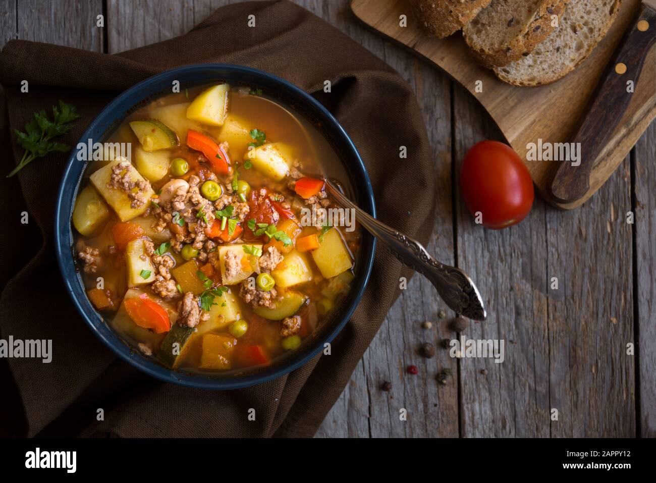 zuppa di hamburger con carne e verdure Foto Stock