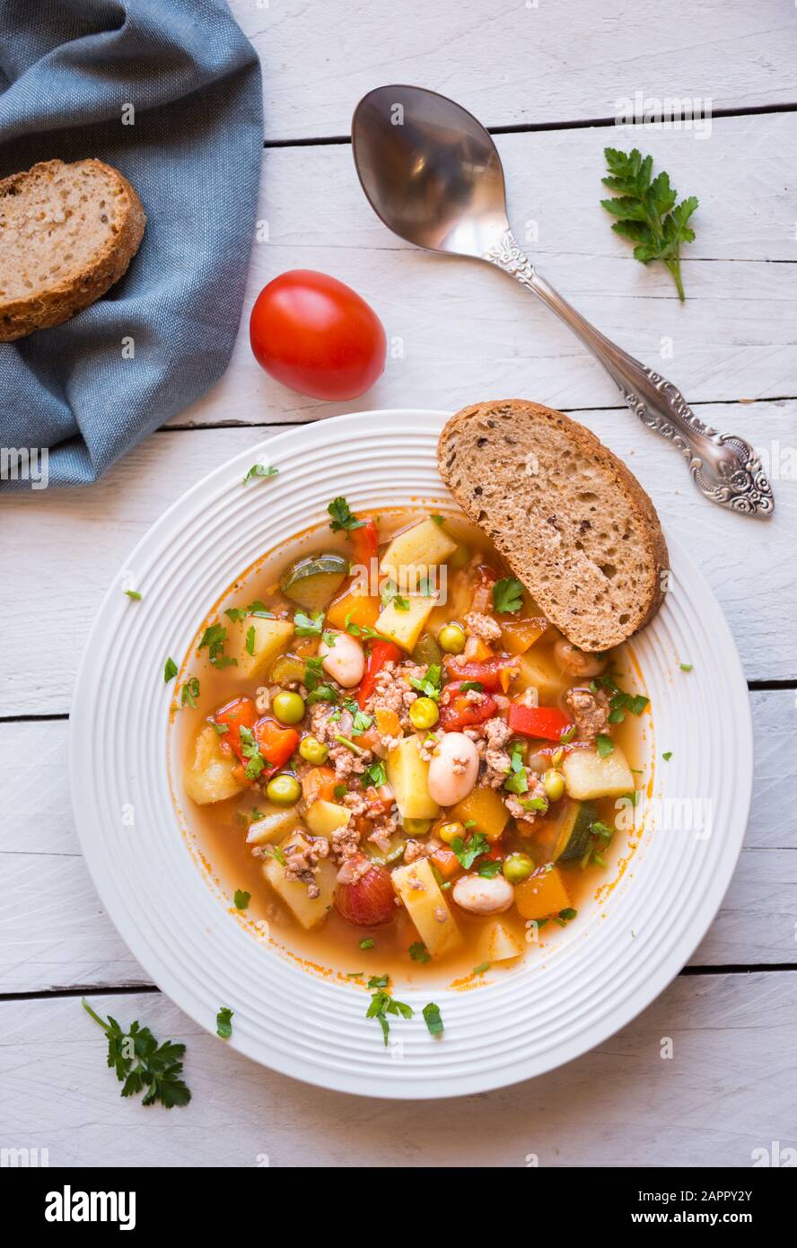 zuppa di hamburger con carne e verdure Foto Stock