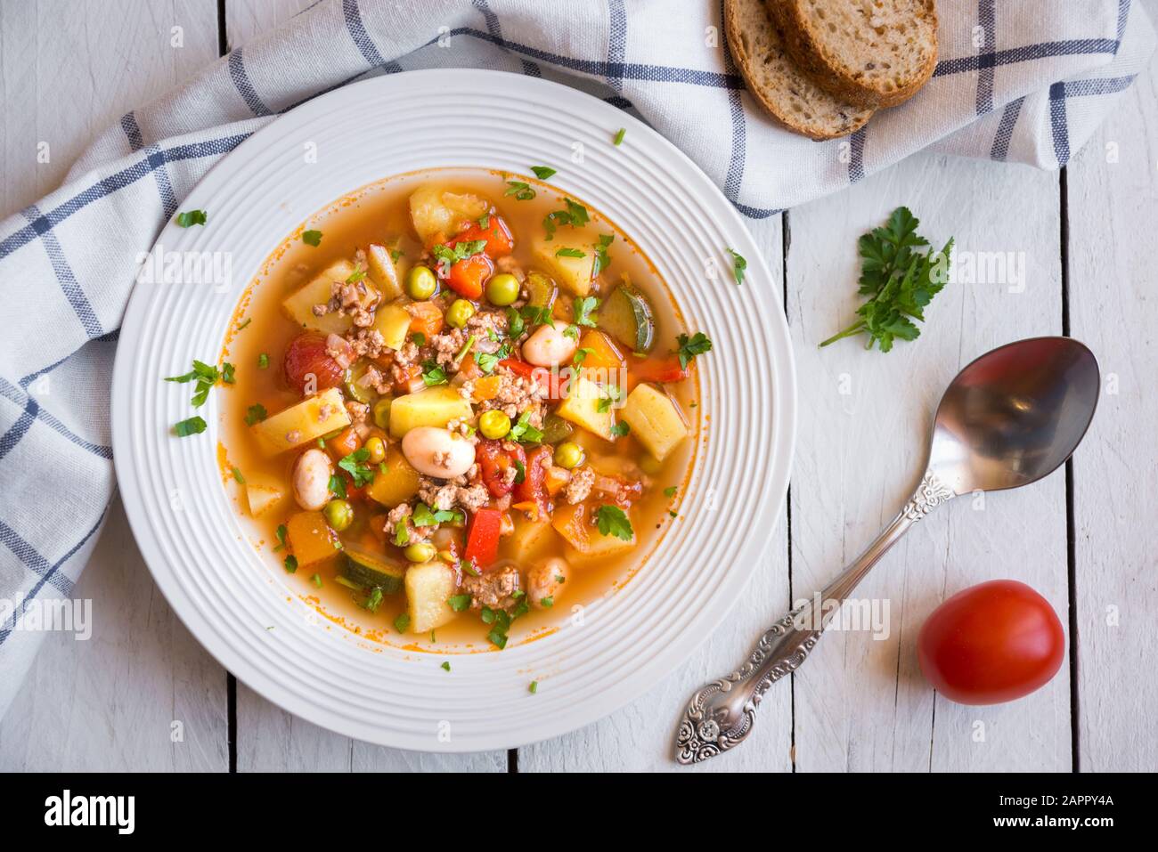 zuppa di hamburger con carne e verdure Foto Stock