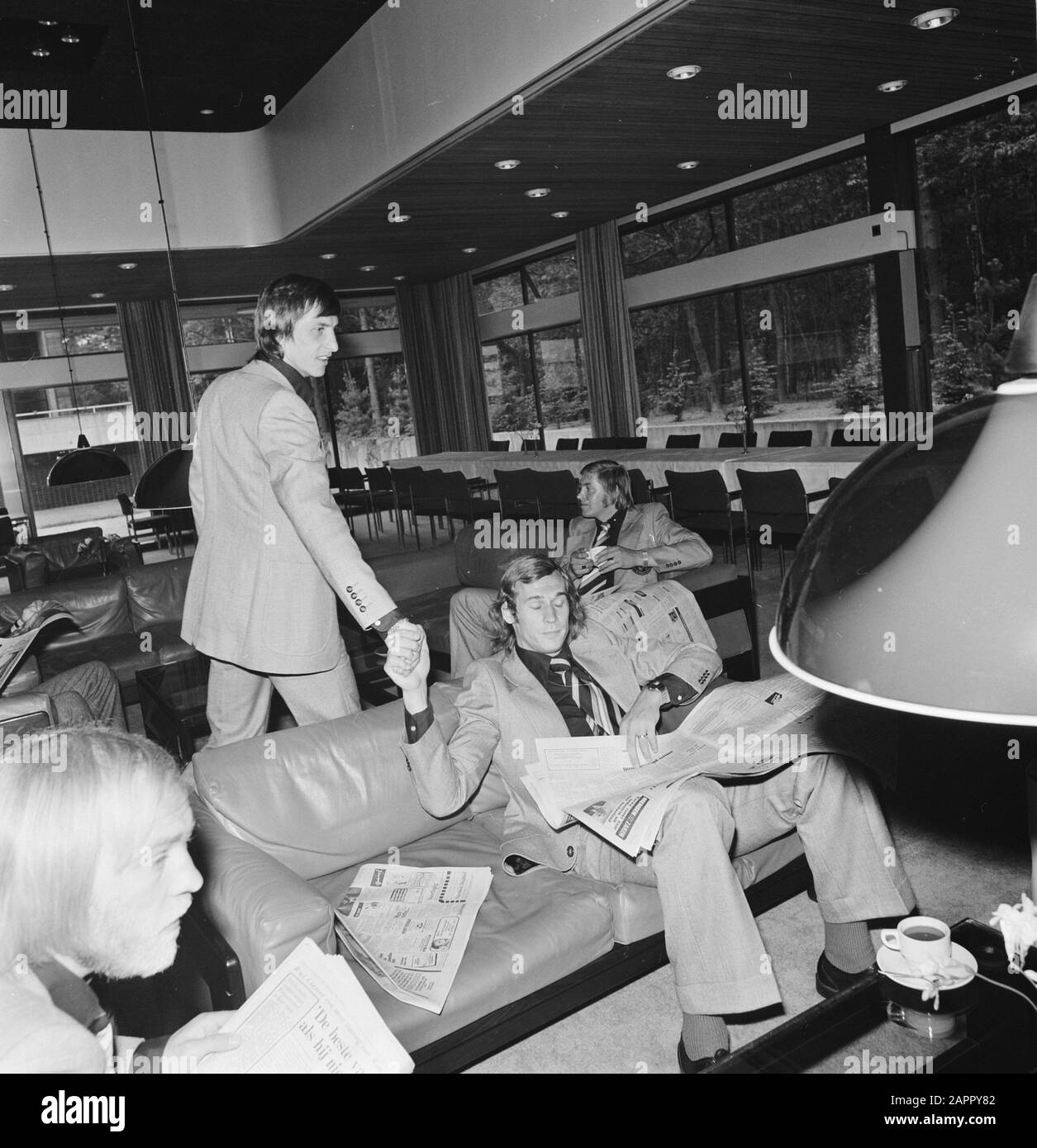 Kernploeg incontro di squadra olandese a Zeist nel centro sportivo KNVB; Cruijff (l) e Neeskens (r) Data: 21 maggio 1974 Località: Utrecht, Zeist Parole Chiave: Sport, formazione, calcio Nome personale: Cruijff, Johan Foto Stock