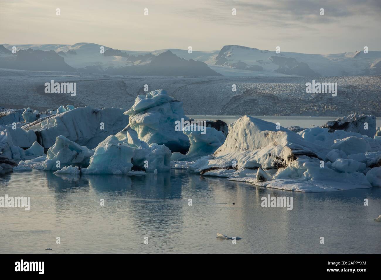 Bella immagine di paesaggio freddo della baia della laguna glaciale islandese, Foto Stock