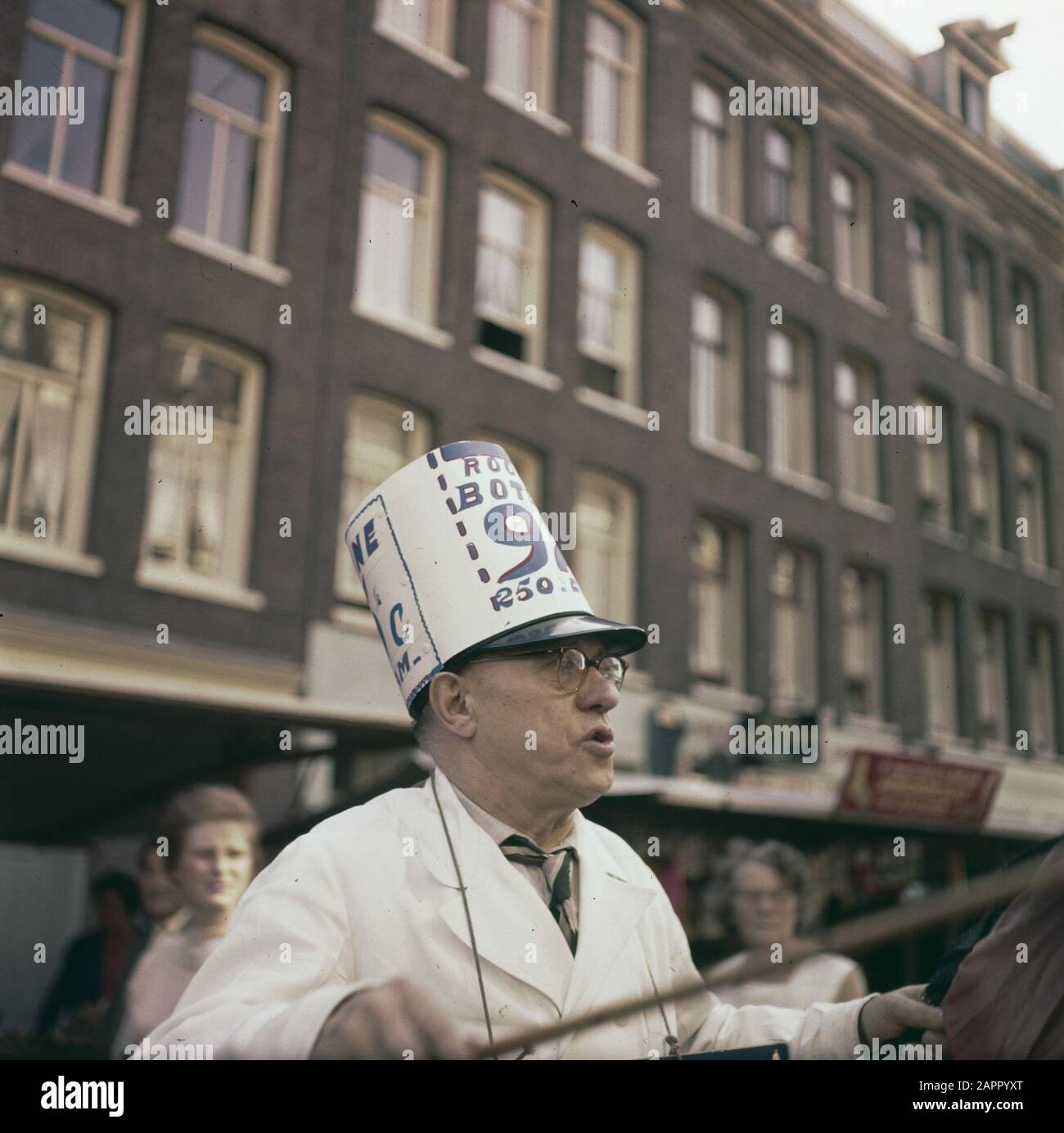 Uomini, cappelli, testi Data: Parole Chiave non date: Cappelli, uomini, testi Foto Stock