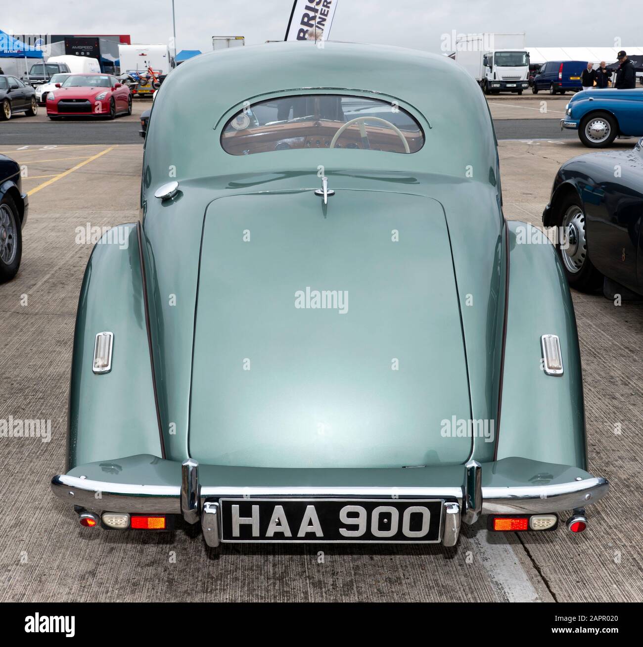 Vista posteriore di un Gray, 1949, Bristol 400, in mostra nella Bristol Owners Club zone del Silverstone Classic 2019 Foto Stock
